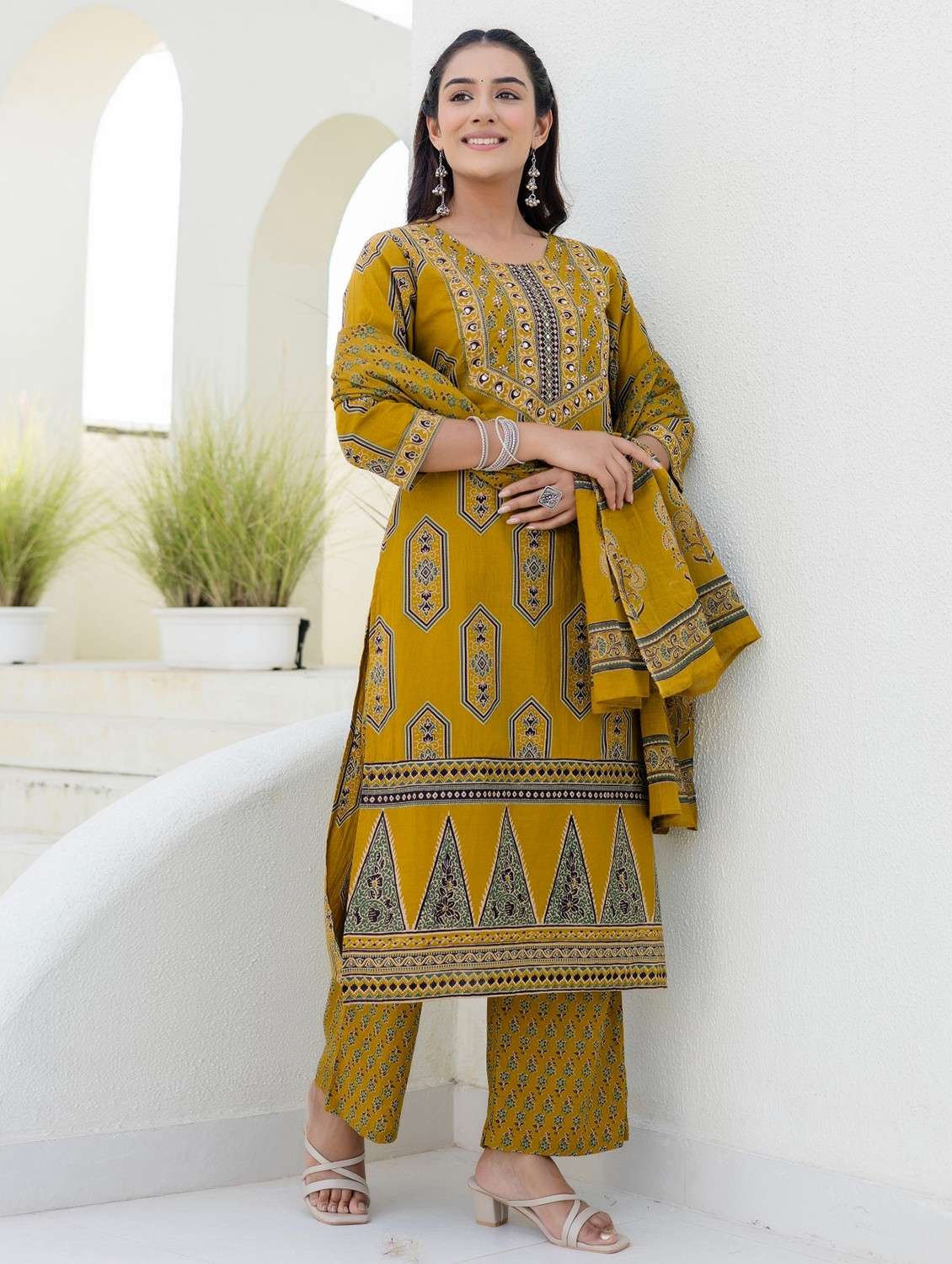 women printed three quarter sleeve kurta palazzo with dupatta set - 22140592 -  Standard Image - 2