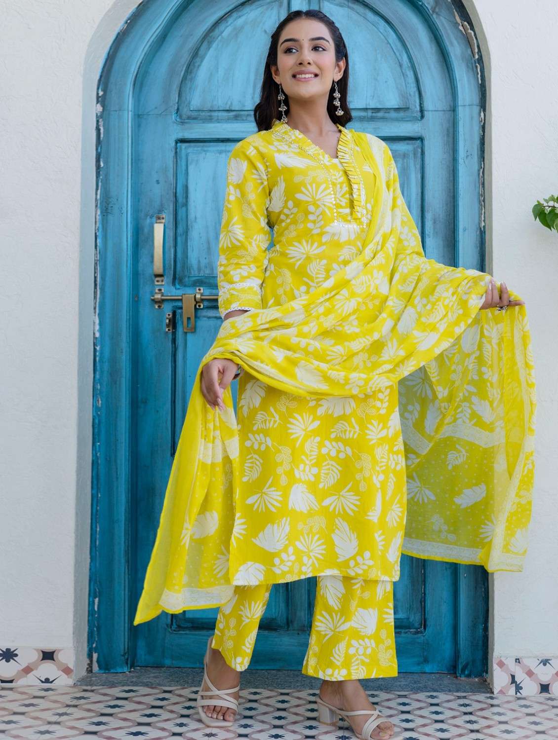 women floral printed three quarter sleeve kurta palazzo with dupatta set - 22140593 -  Standard Image - 2