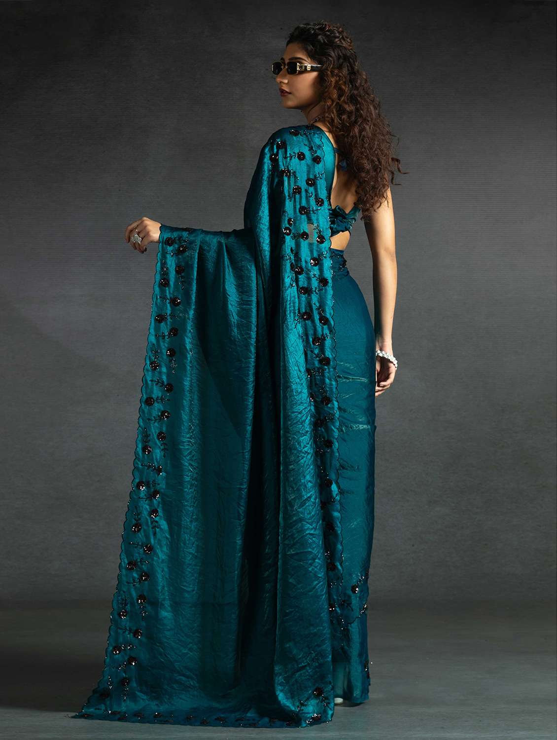 women solid with work embellished saree with blouse - 22141106 -  Standard Image - 2