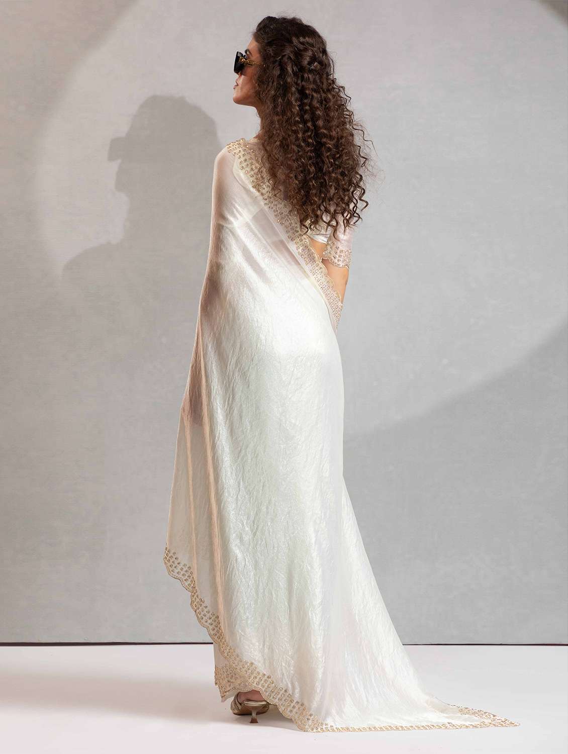 women solid with embellished bordered saree with blouse - 22141138 -  Standard Image - 2