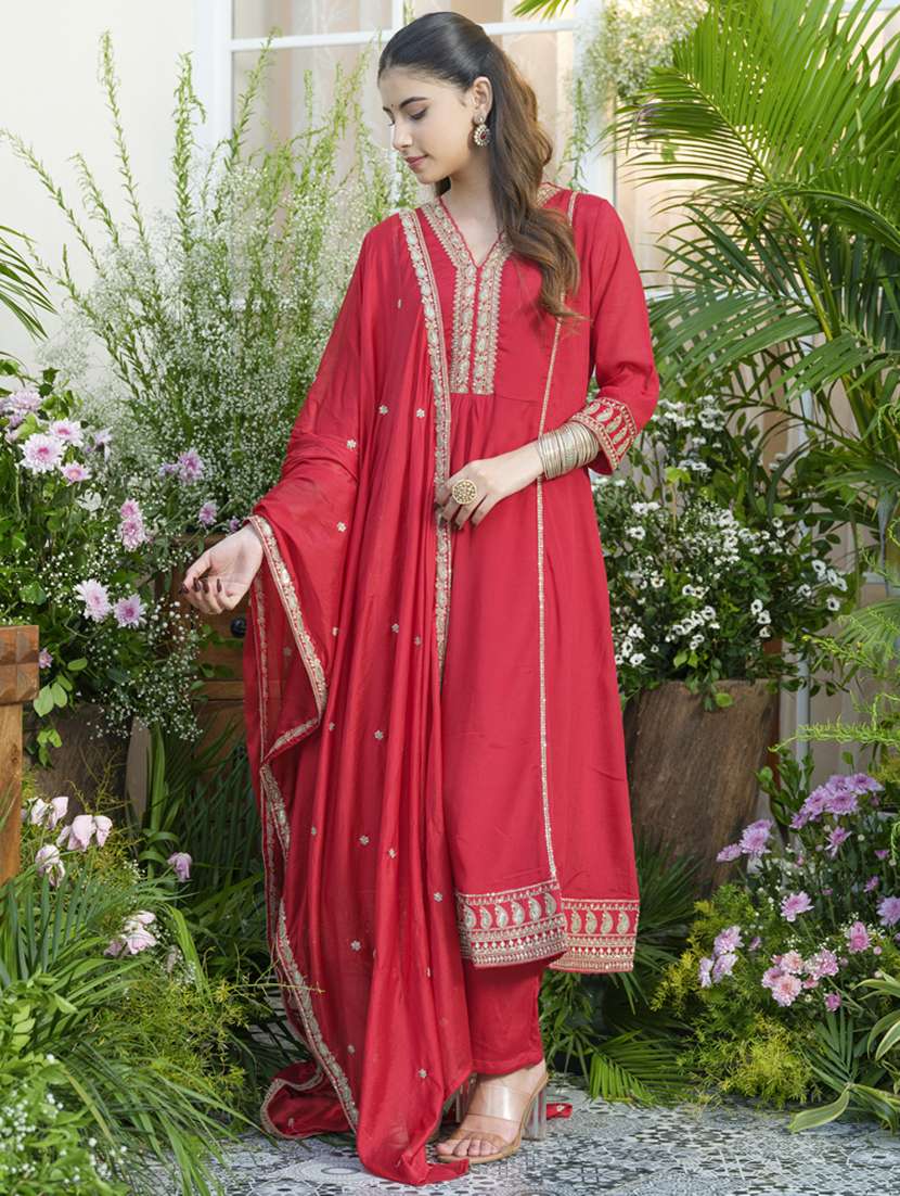 women embroidered three quarter sleeve kurta pant with dupatta set