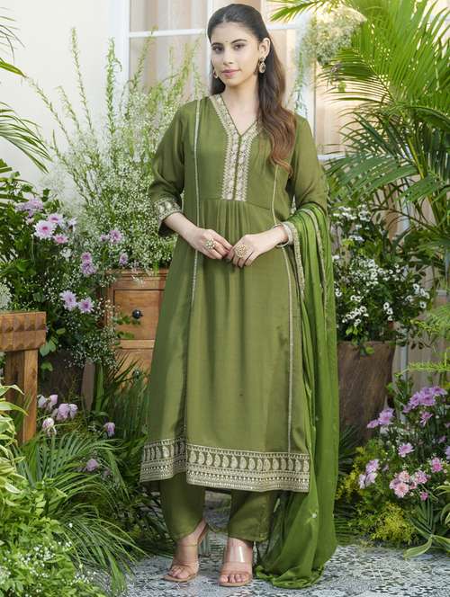 women embroidered three quarter sleeve kurta pant with dupatta set