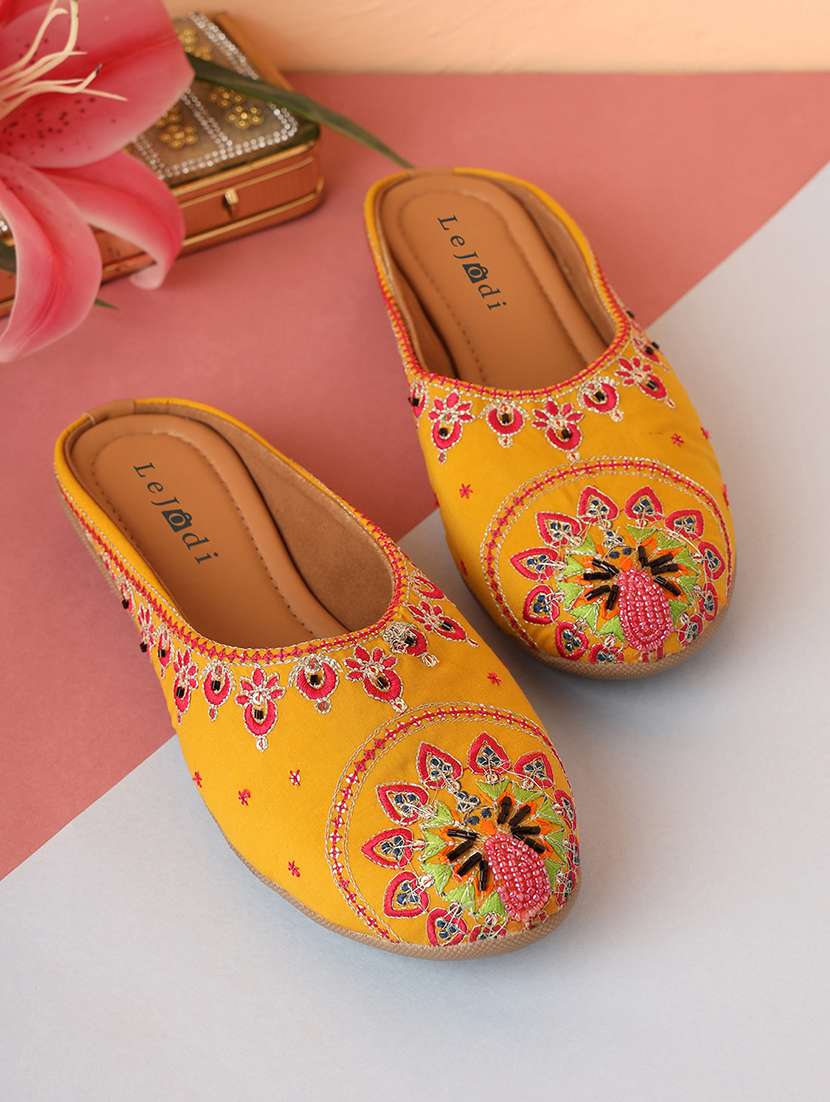 women embroidered slip on jutis