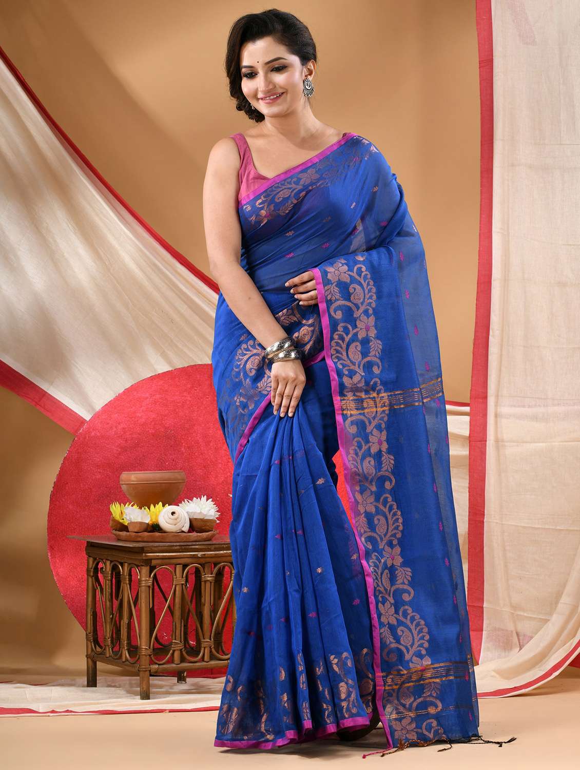 women self design handloom saree with blouse
