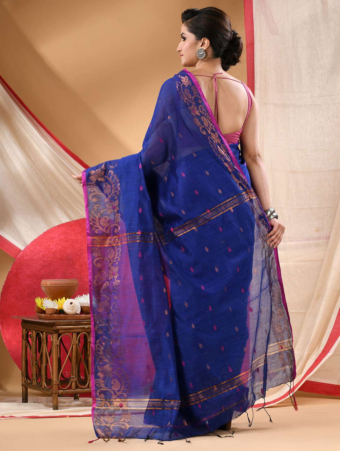 blue cotton handloom saree with blouse - 22144957 - Standard Image - 2