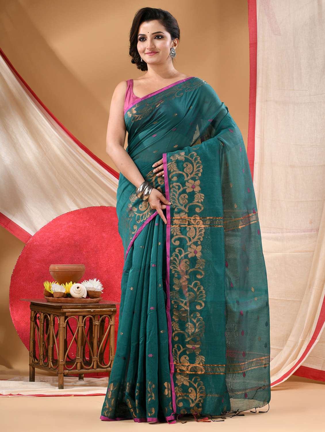 women self design handloom saree with blouse