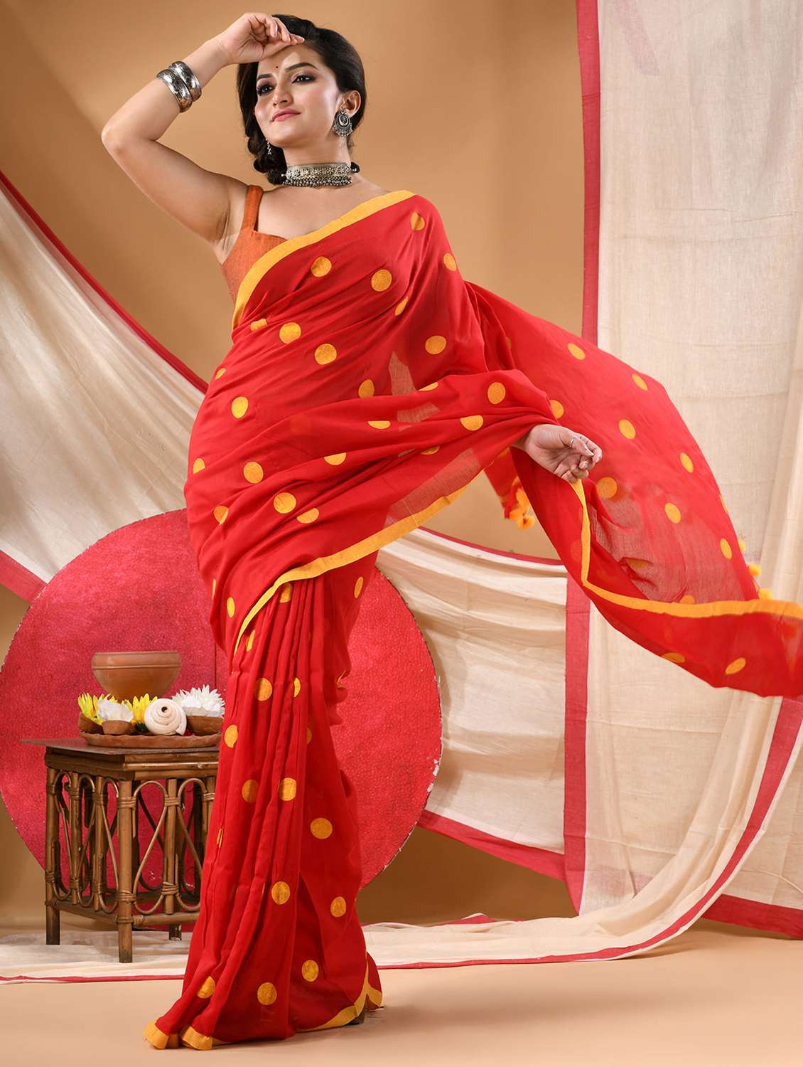 women polka dot printed saree - 22144963 -  Standard Image - 2