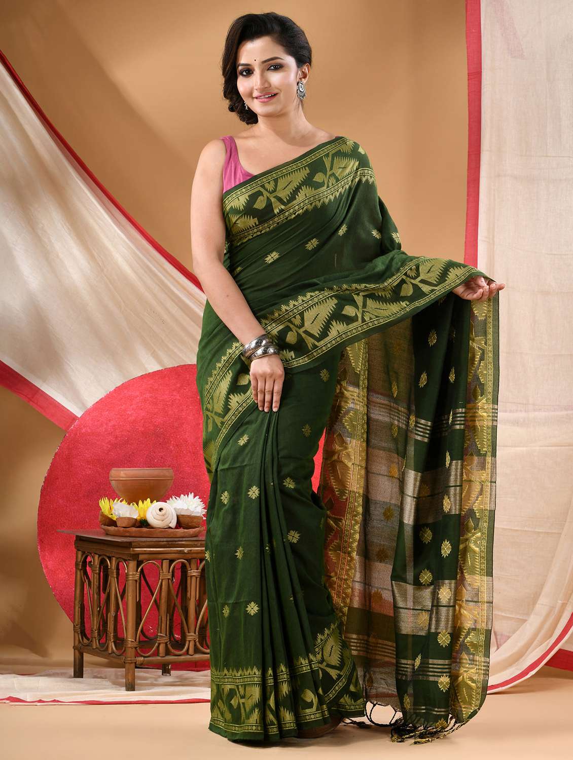 women self design handloom saree with blouse