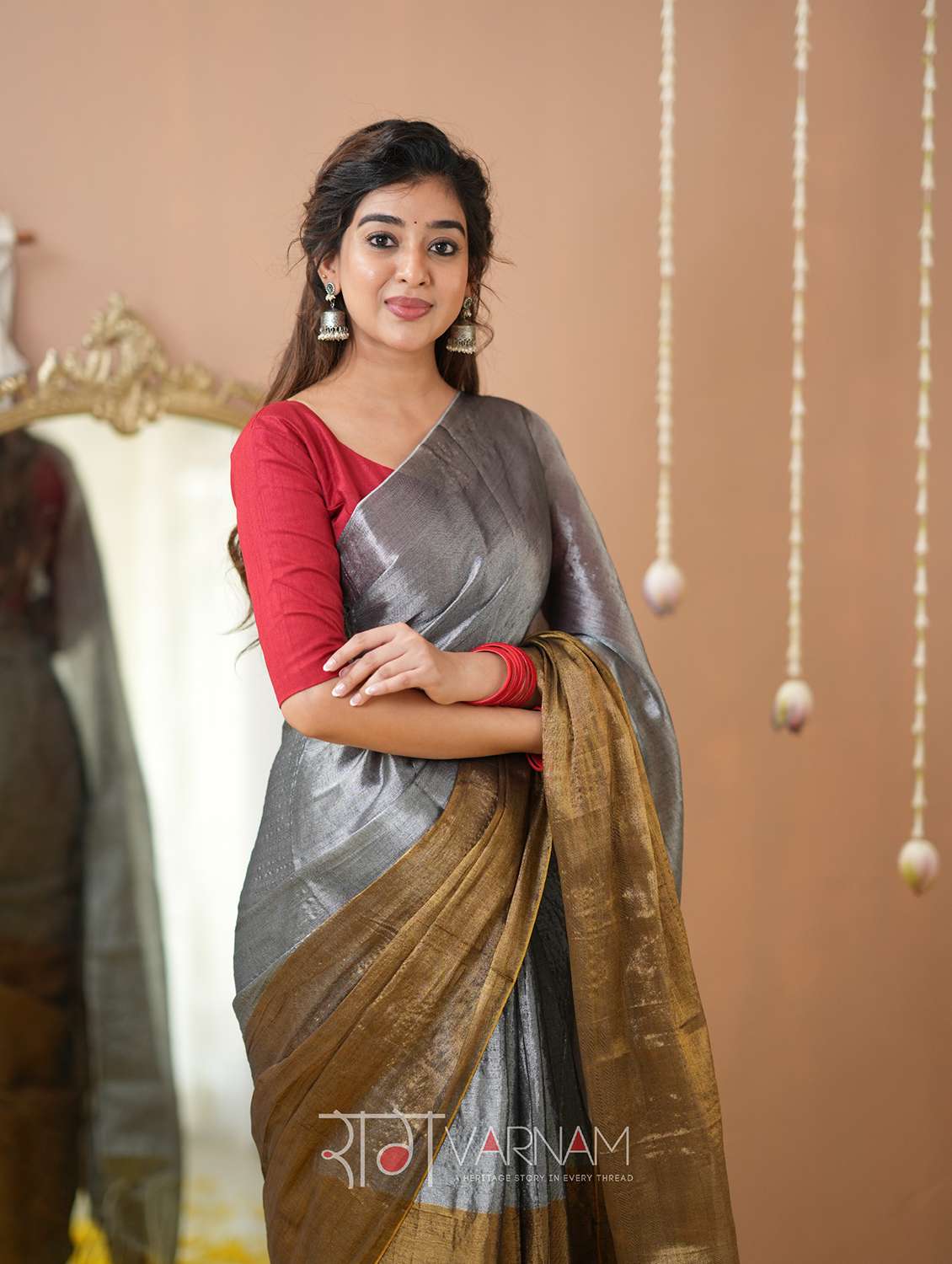 women color block handloom saree with blouse - 22145086 -  Standard Image - 2