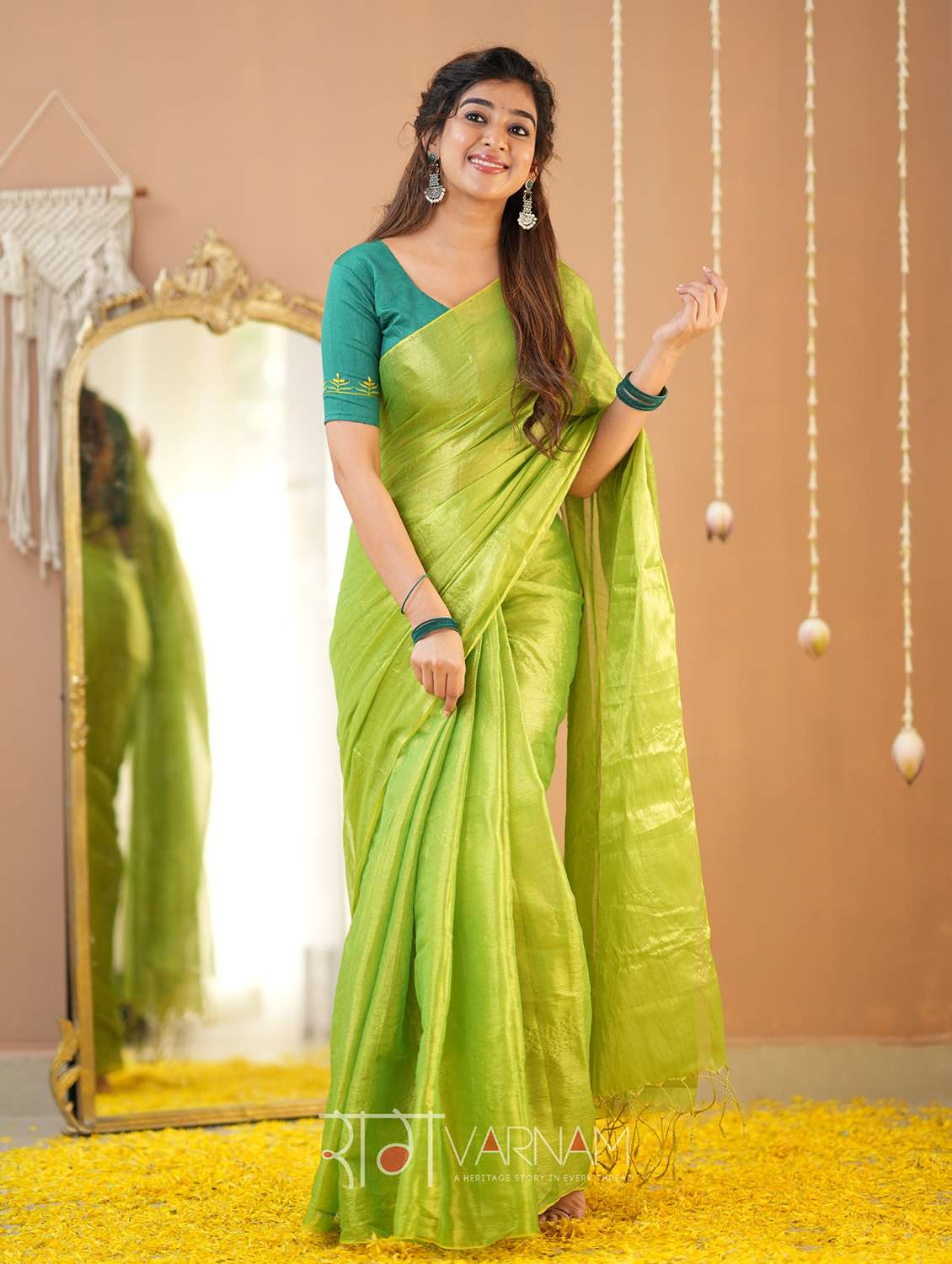 women solid handloom saree with blouse - 22145087 -  Standard Image - 2