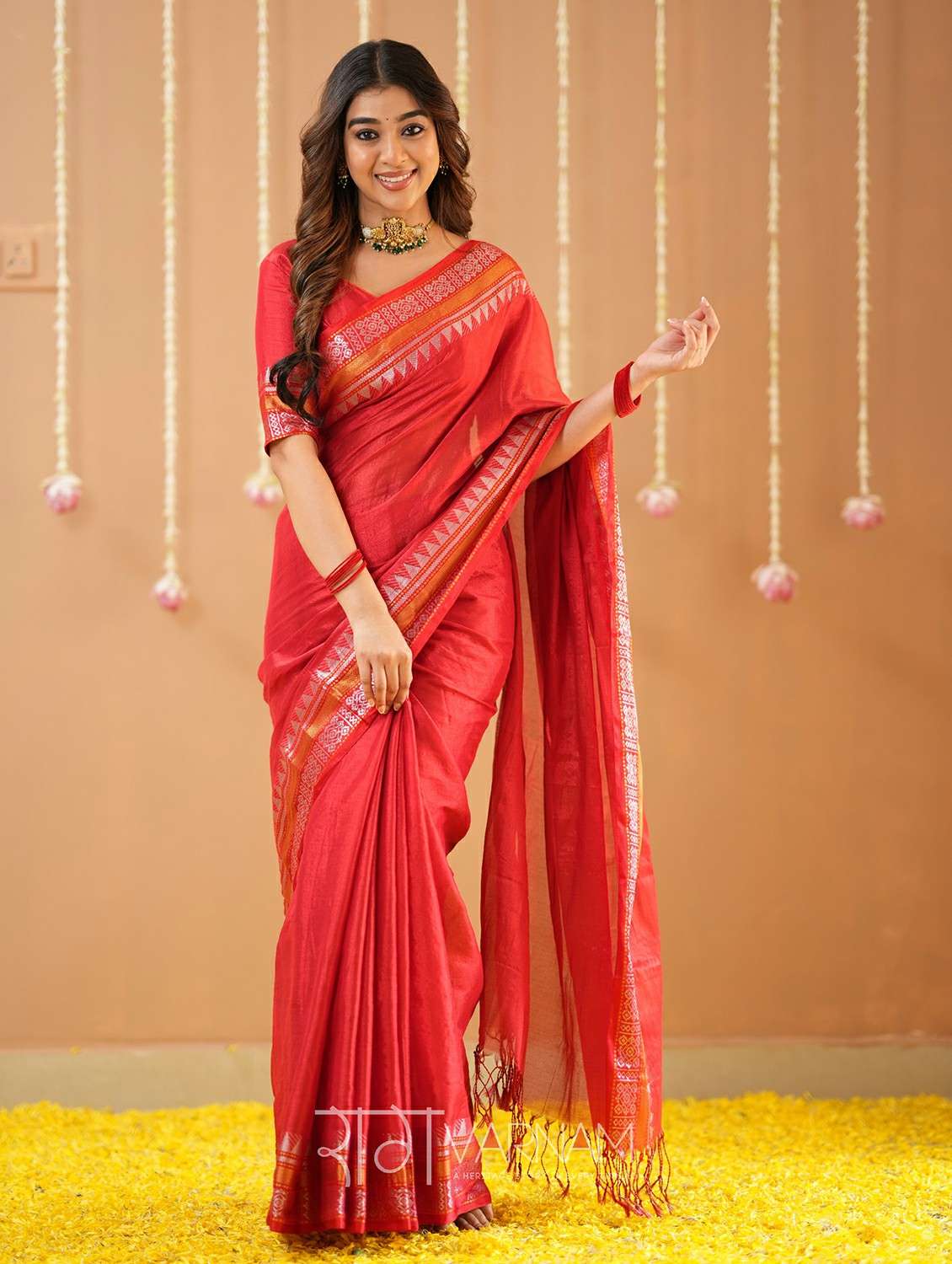 women solid with bordered handloom saree with blouse