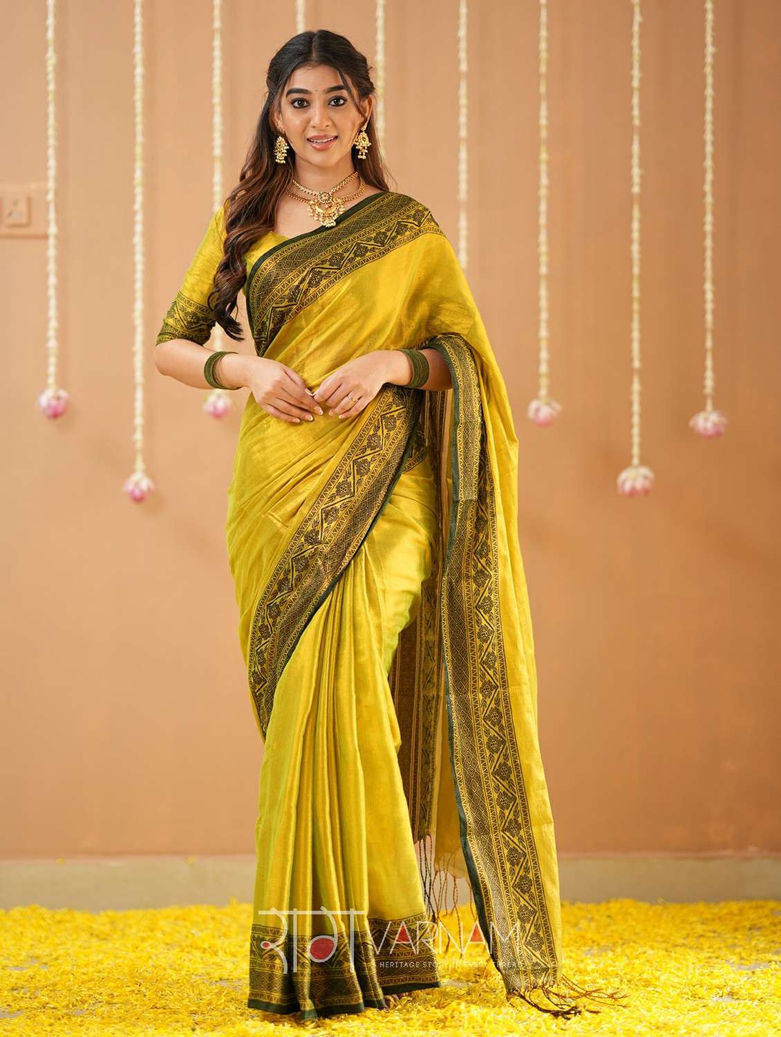 women solid with bordered handloom saree with blouse - 22145094 - Zoom Image - 0