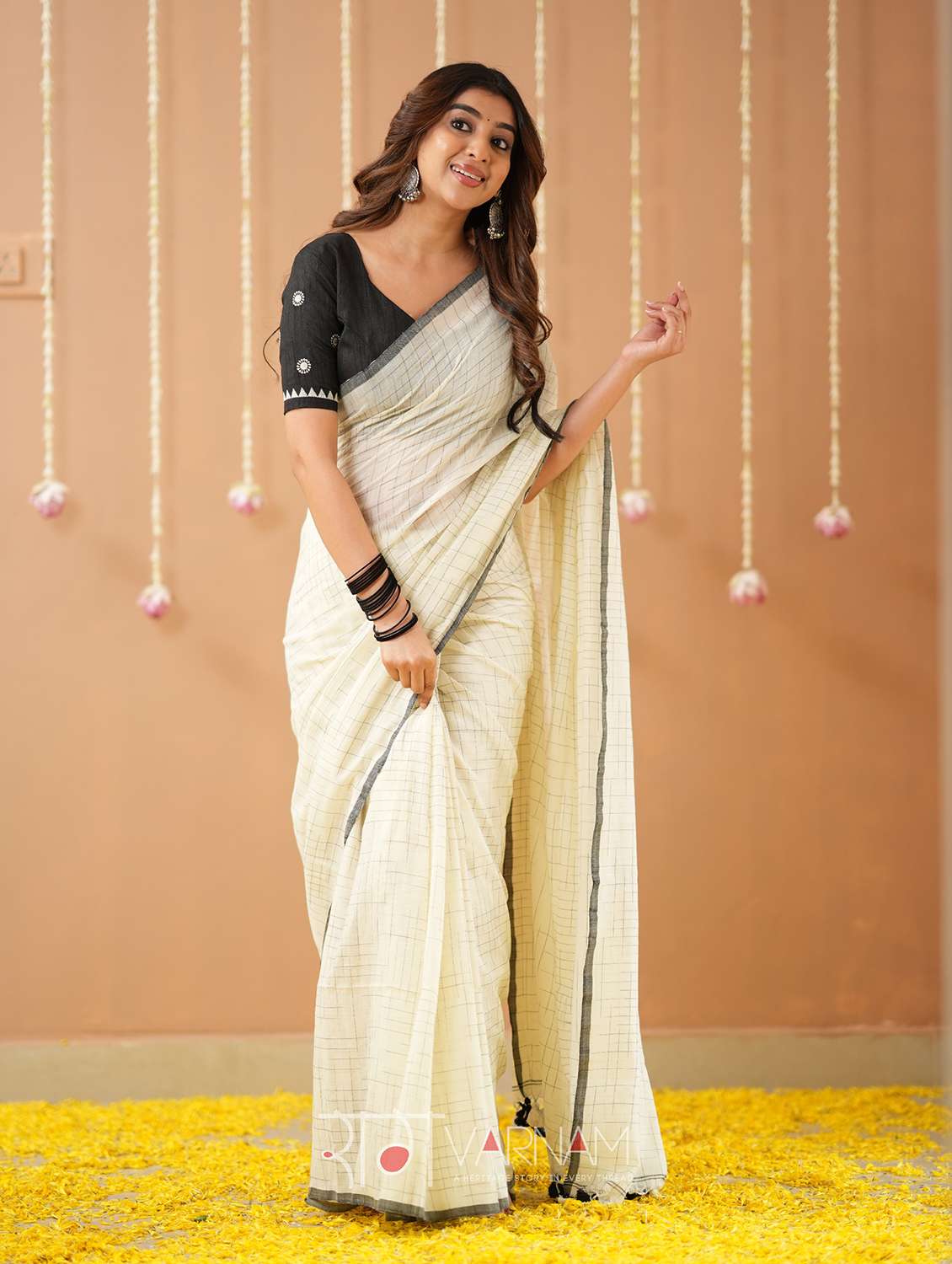 women self design handloom saree with blouse - 22145102 -  Standard Image - 2