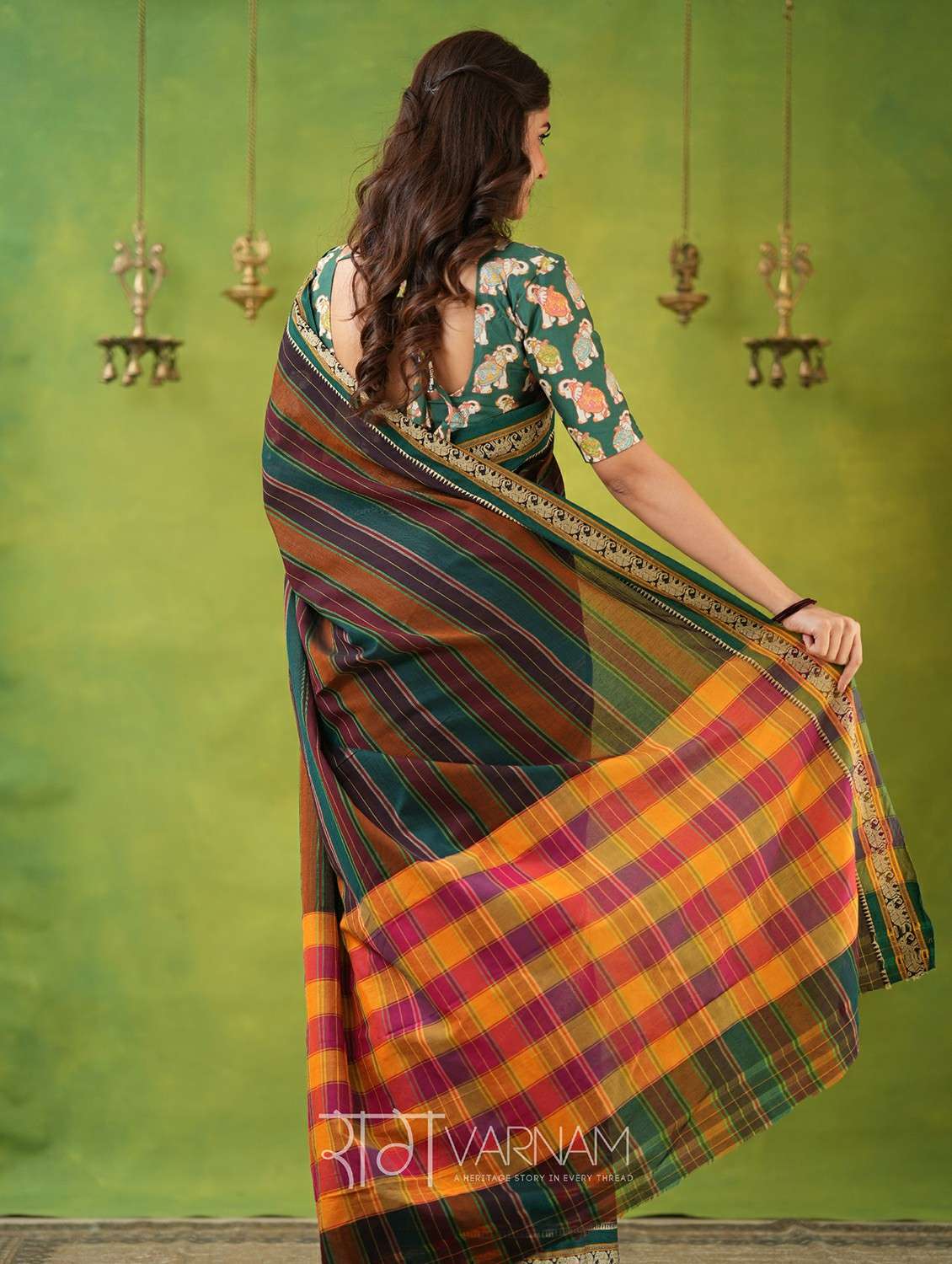 women striped narayanpet saree with blouse - 22145132 - Standard Image - 2