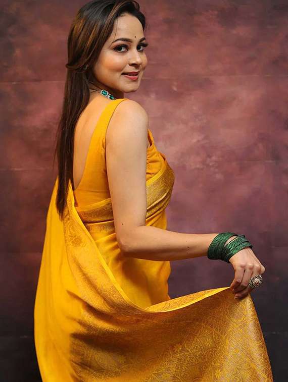 women solid with bordered saree with blouse - 22145237 -  Standard Image - 2