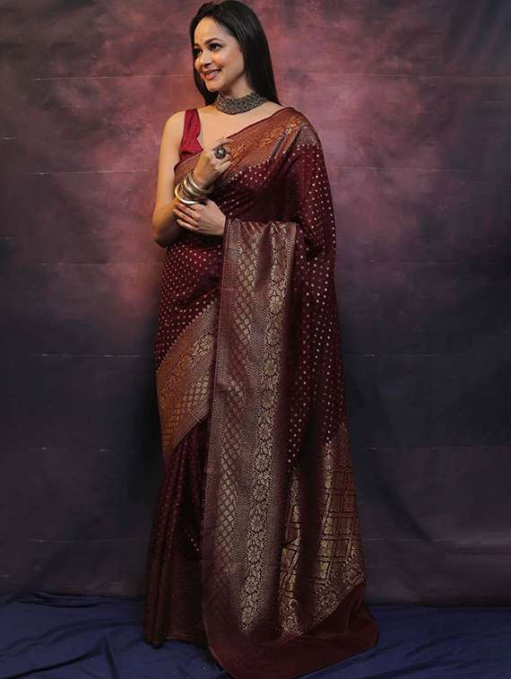 women self design banarasi saree with blouse