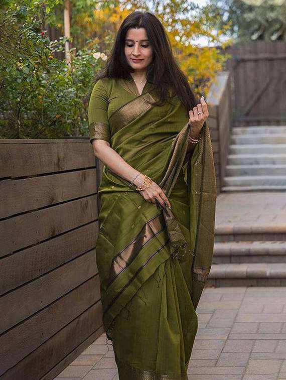 women self design banarasi saree with blouse - 22145267 - Standard Image - 2