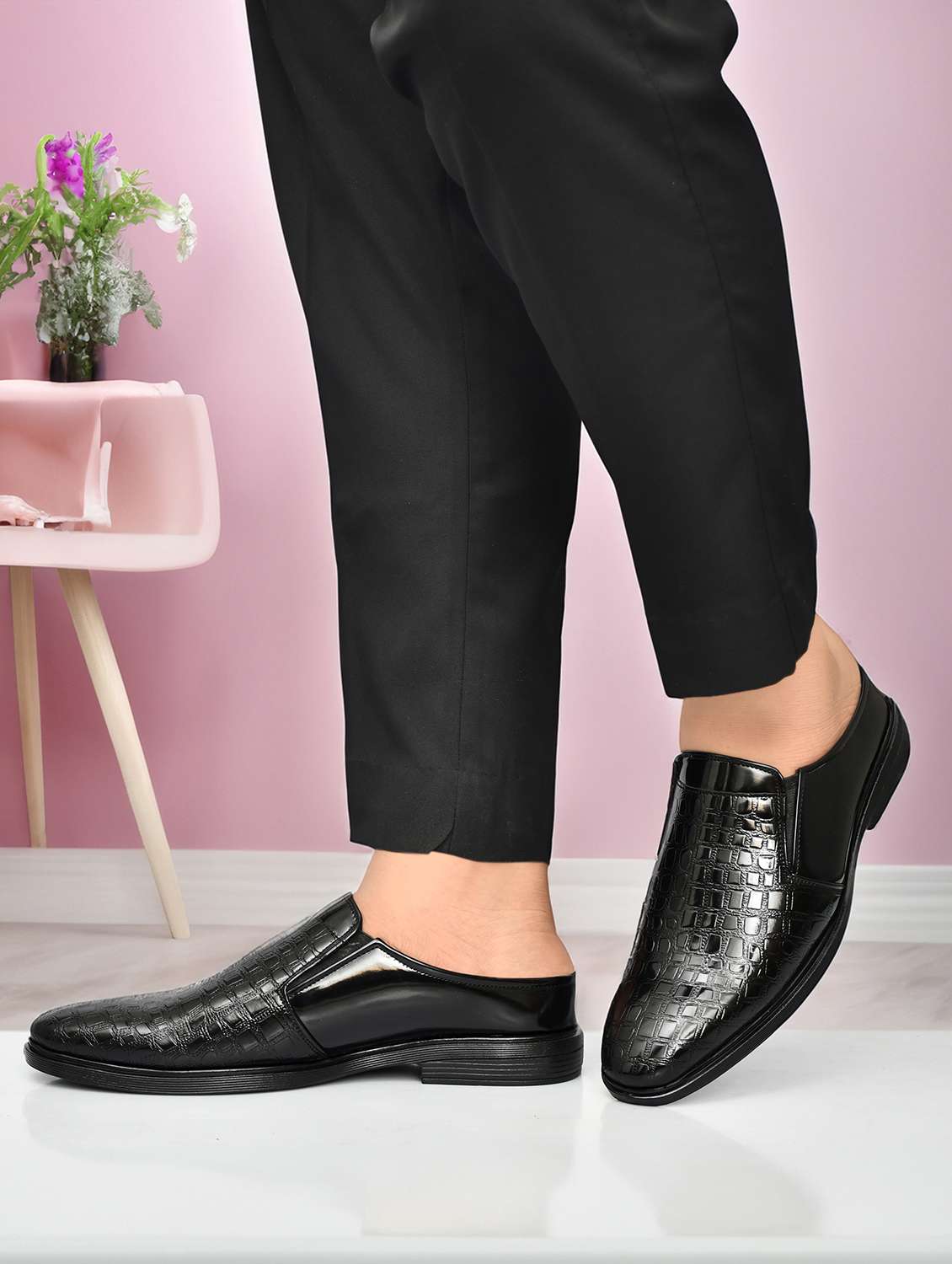 men textured slip on casual shoes