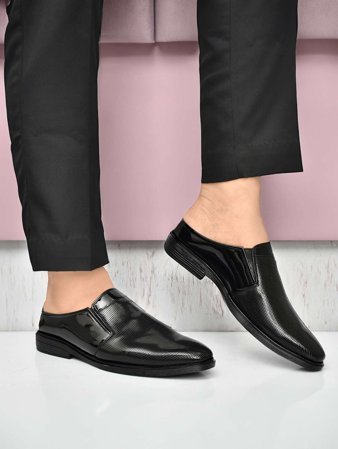 men textured slip on casual shoes