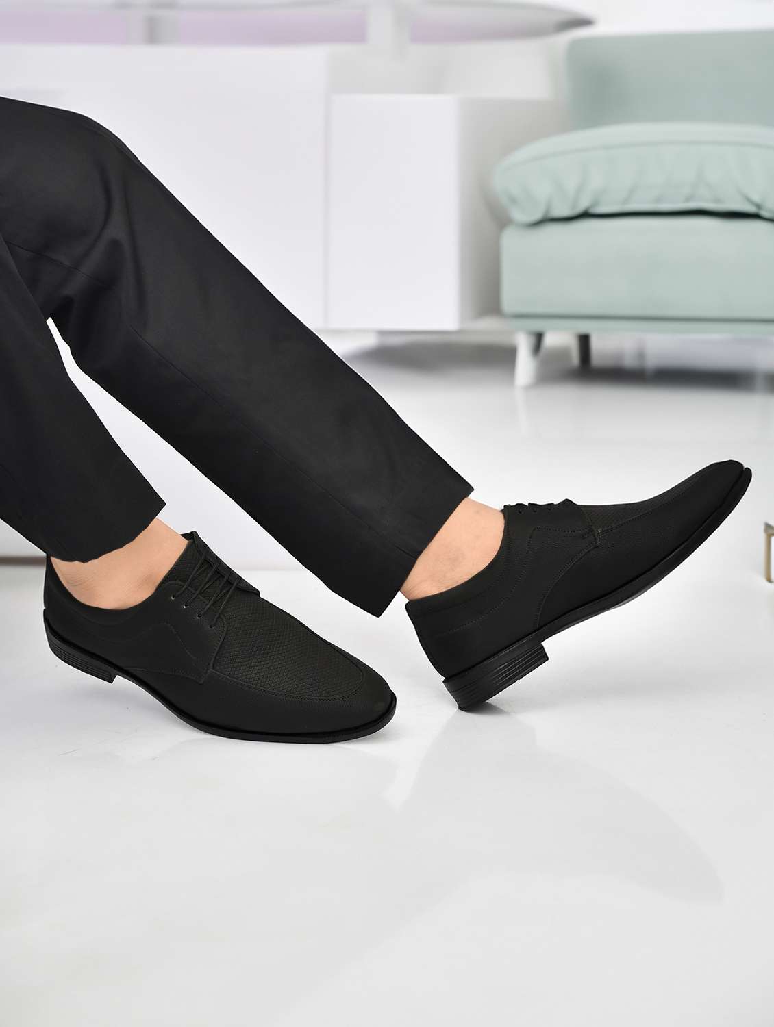 men black lace-up derby