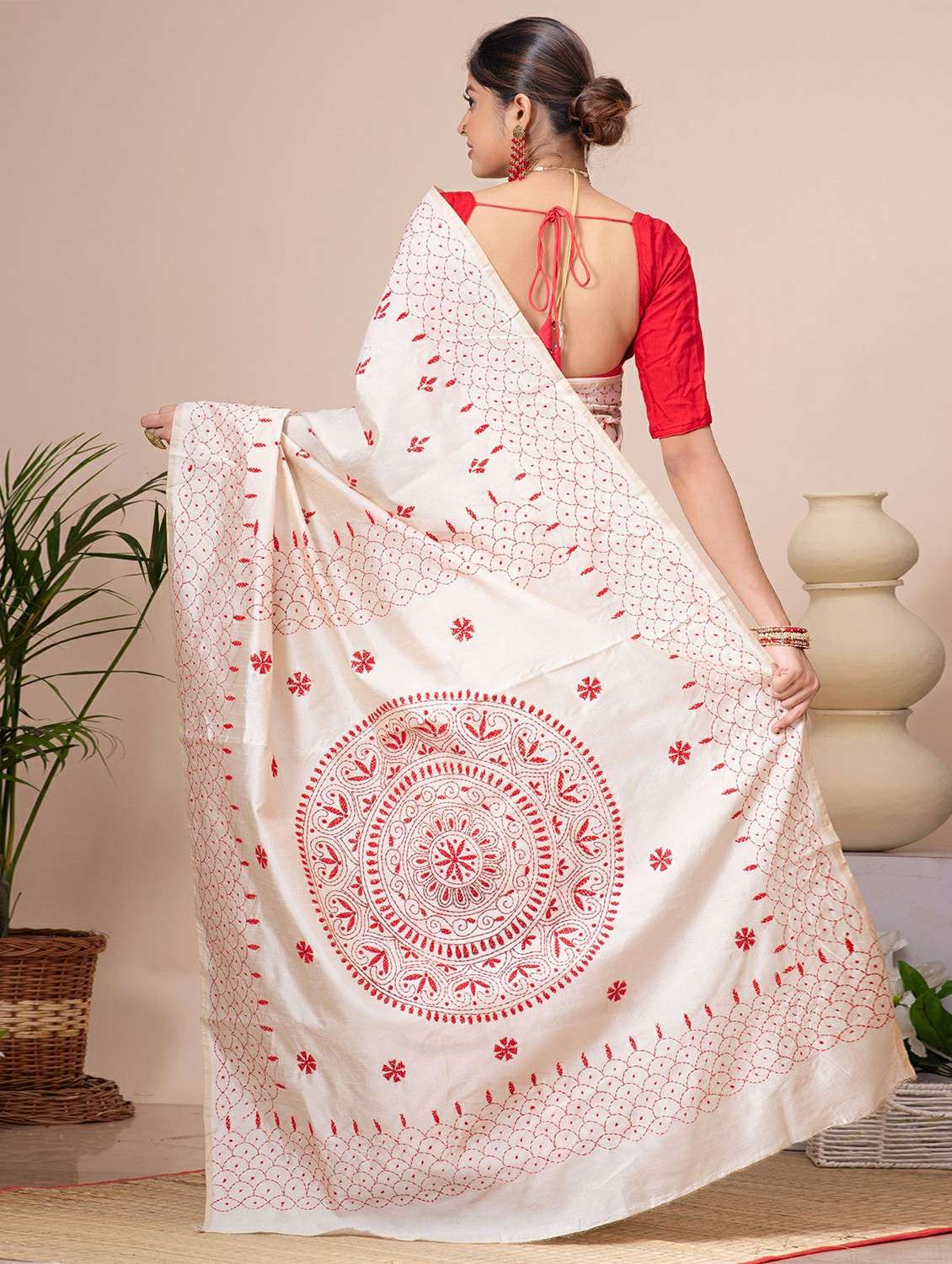 women solid with work embroidered saree with blouse - 22146910 -  Standard Image - 2