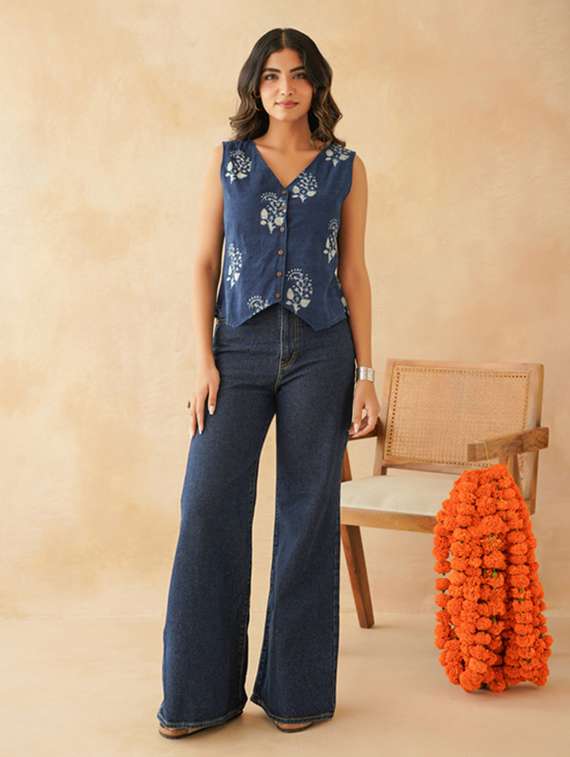 women block print sleeveless vest top - 22147737 -  Standard Image - 2