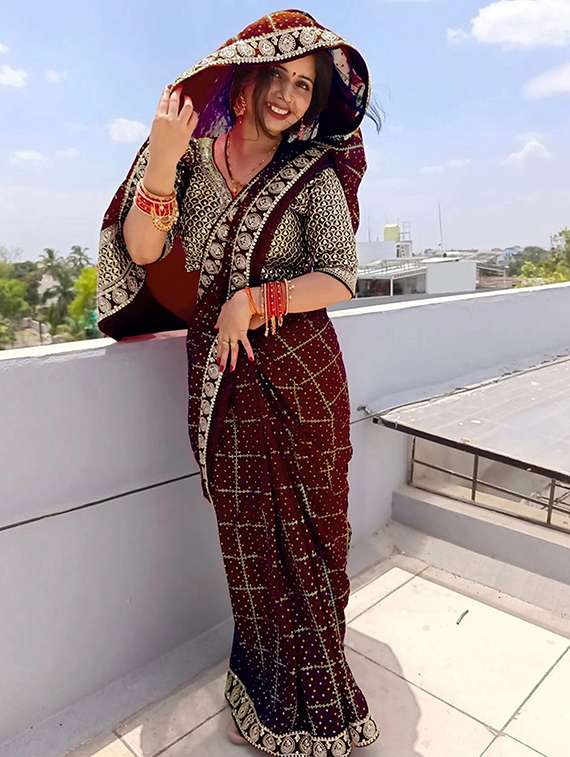 women bandhani printed bordered saree with blouse