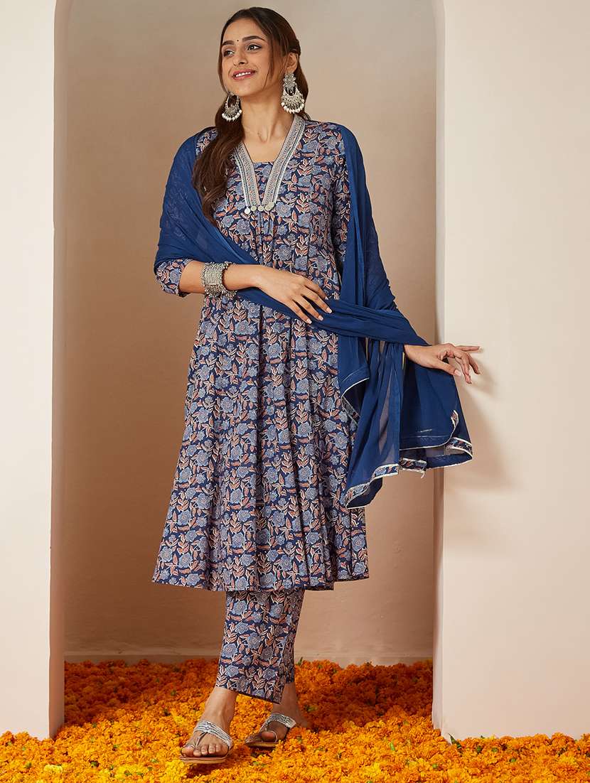 women embroidered three quarter sleeve kurta pant with dupatta set