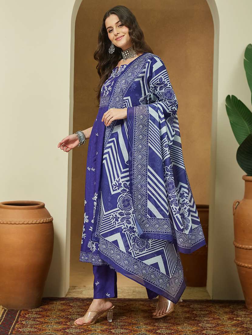 women floral three quarter sleeve kurta pant with dupatta set - 22156324 -  Standard Image - 2