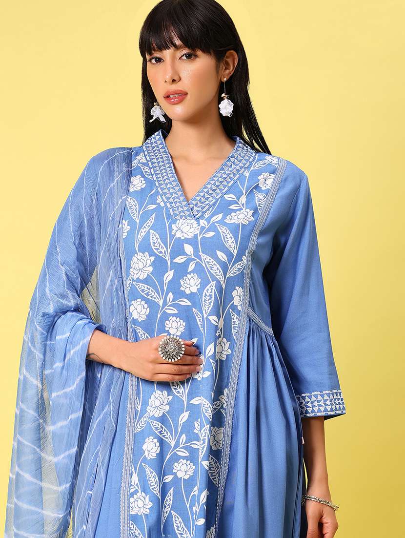 women floral three quarter sleeve kurta pant with dupatta set - 22164908 -  Standard Image - 2