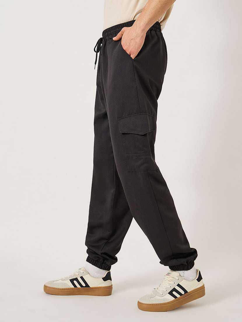 men solid mid rise cargo jogger