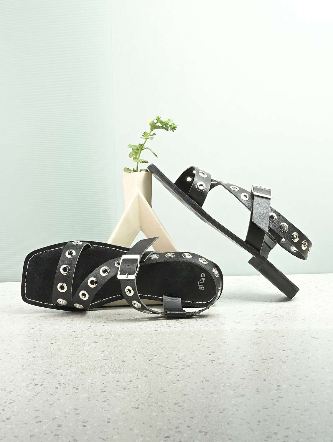 women solid back strap flat sandal