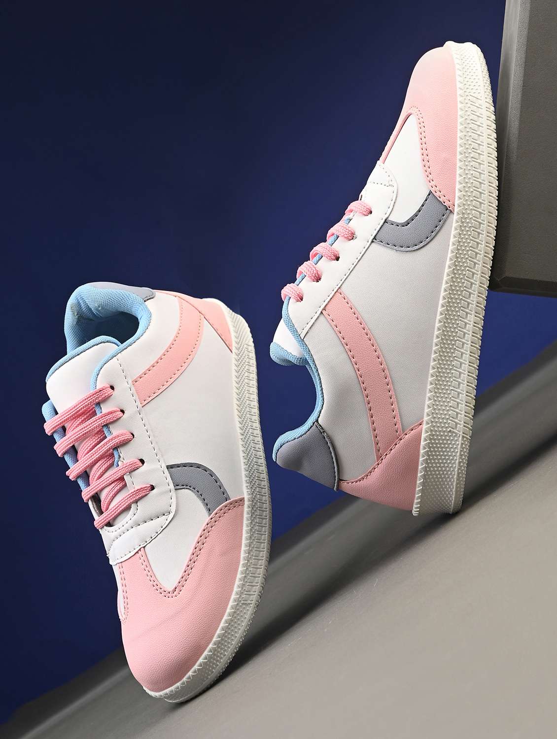 women white lace-up sneaker