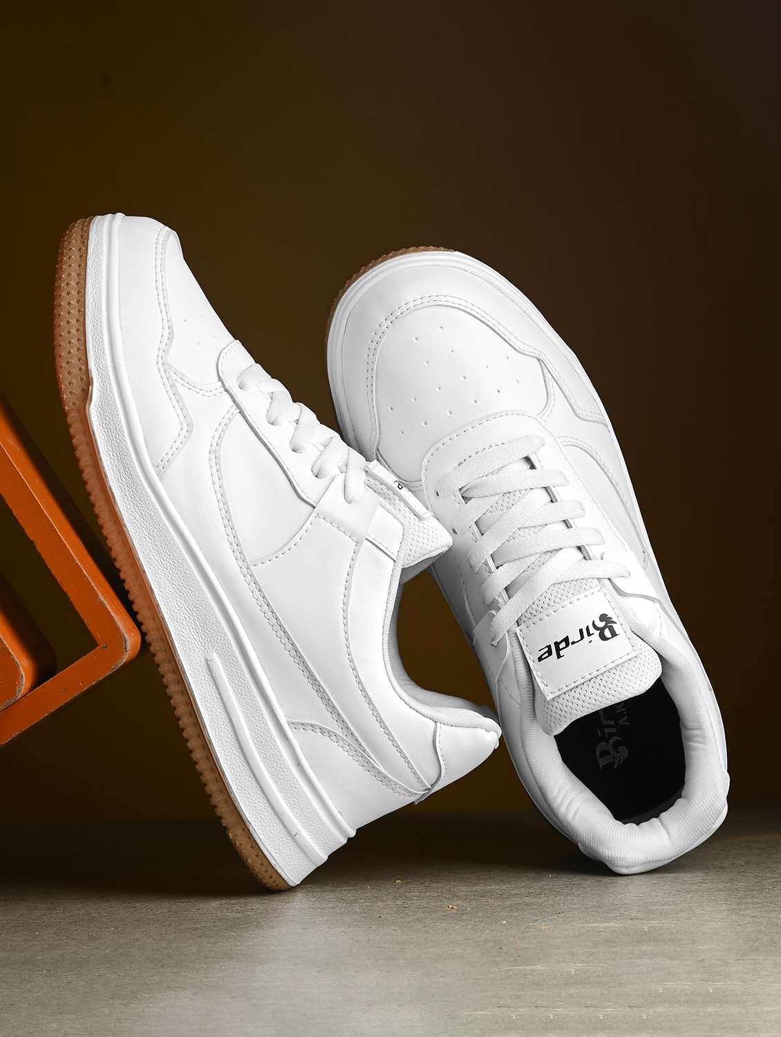 men white solid lace up sneaker