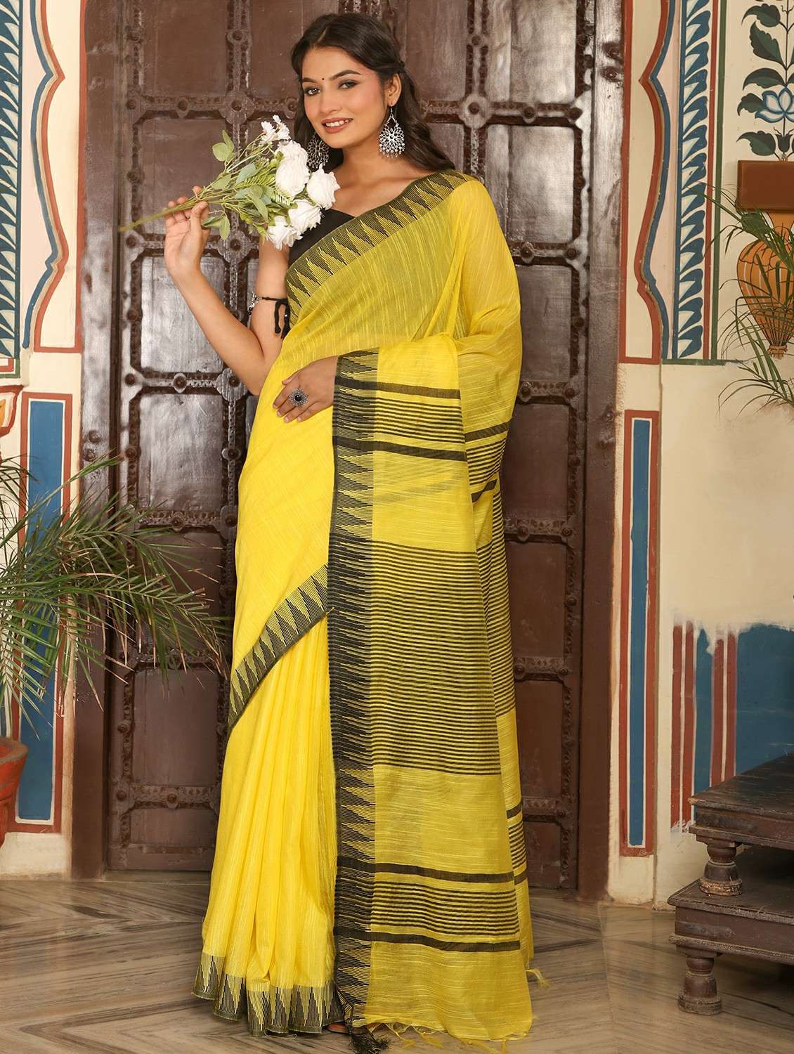 women solid with bordered saree with blouse - 22183716 -  Standard Image - 2