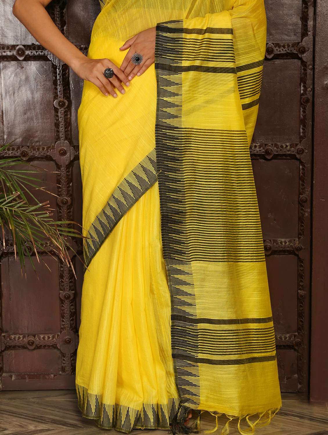 women solid with bordered saree with blouse - 22183716 -  Standard Image - 7