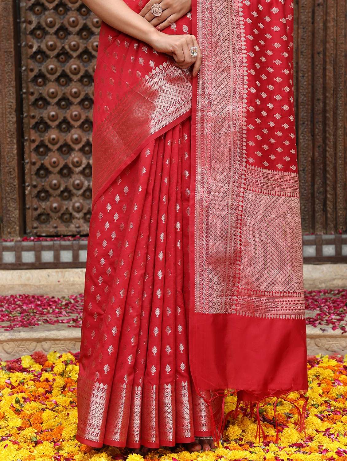 women self design banarasi saree with blouse - 22183726 -  Standard Image - 7