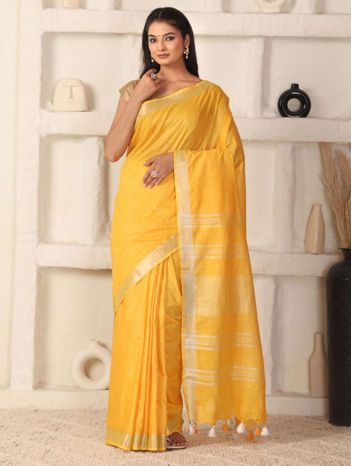 women solid with bordered saree with blouse