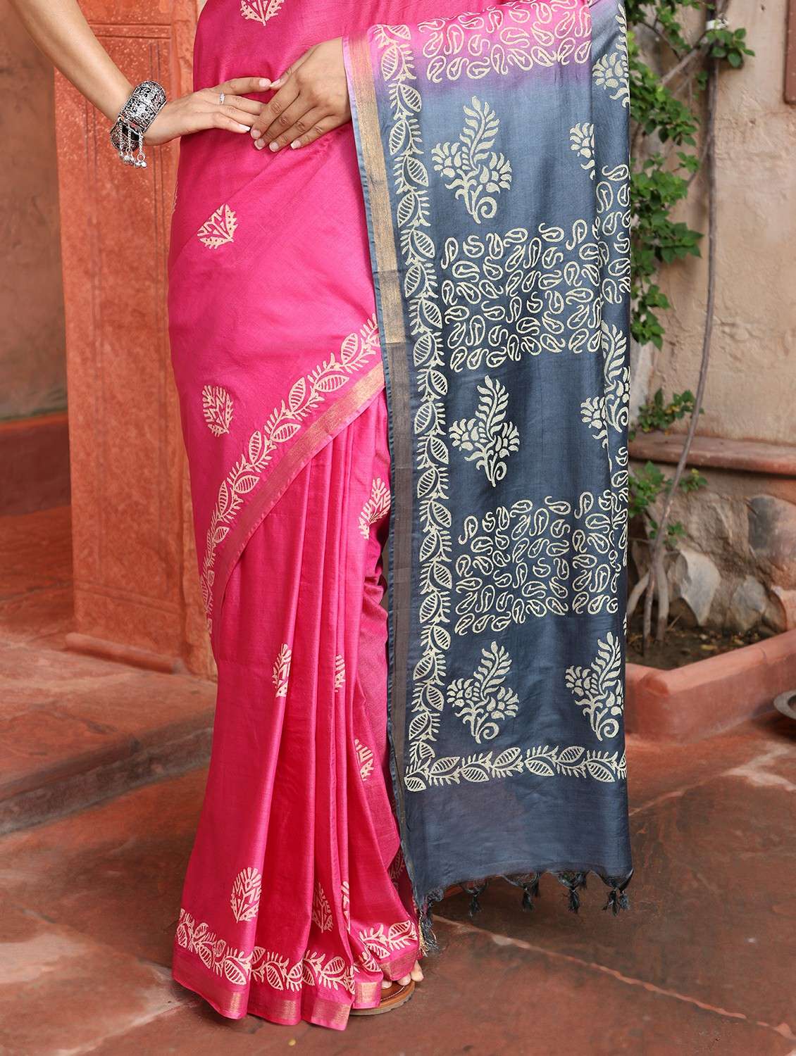 women printed casual wear saree with blouse - 22184285 -  Standard Image - 7