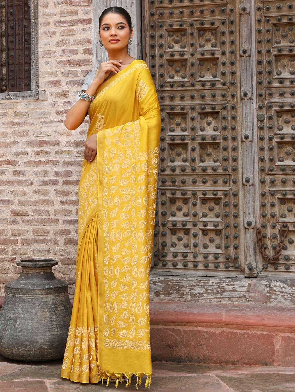 women printed casual wear saree with blouse - 22184296 -  Standard Image - 2