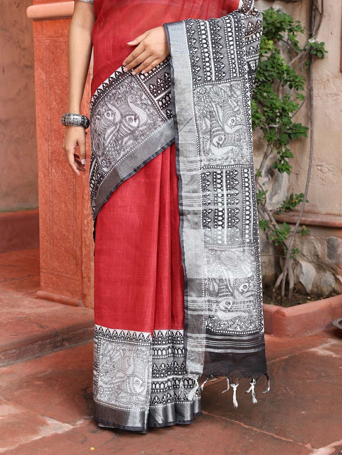women solid with bordered saree with blouse - 22184326 -  Standard Image - 7
