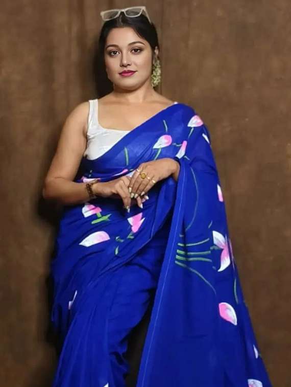 women floral printed saree with blouse - 22186345 -  Standard Image - 2