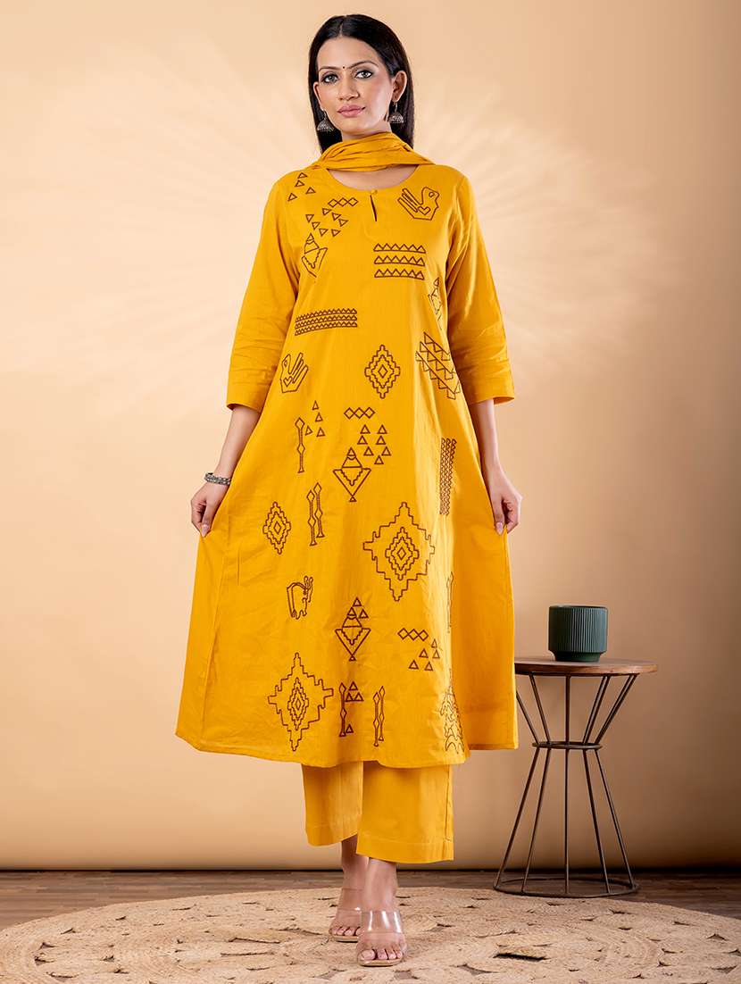 women solid with work three quarter sleeve kurta pant with dupatta set