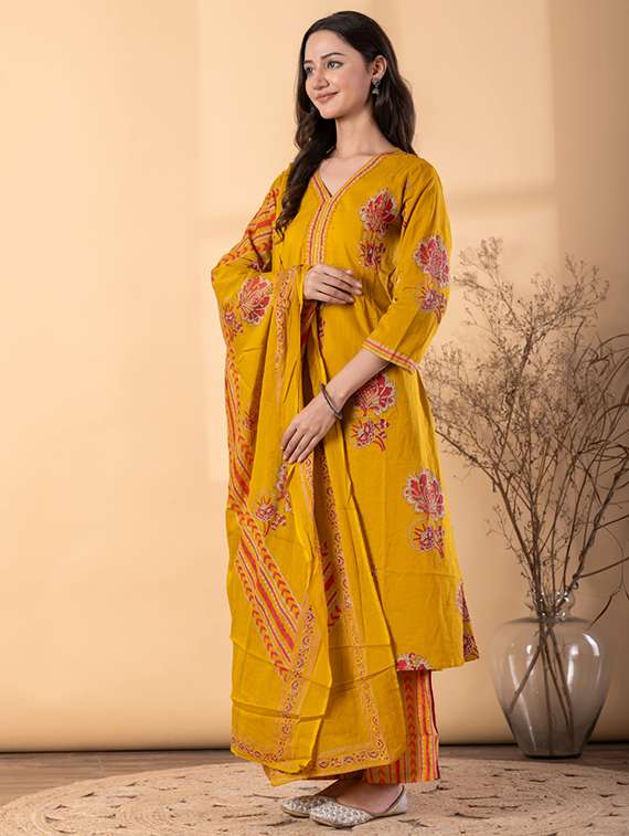 women floral three quarter sleeve kurta palazzo with dupatta set - 22187453 -  Standard Image - 2