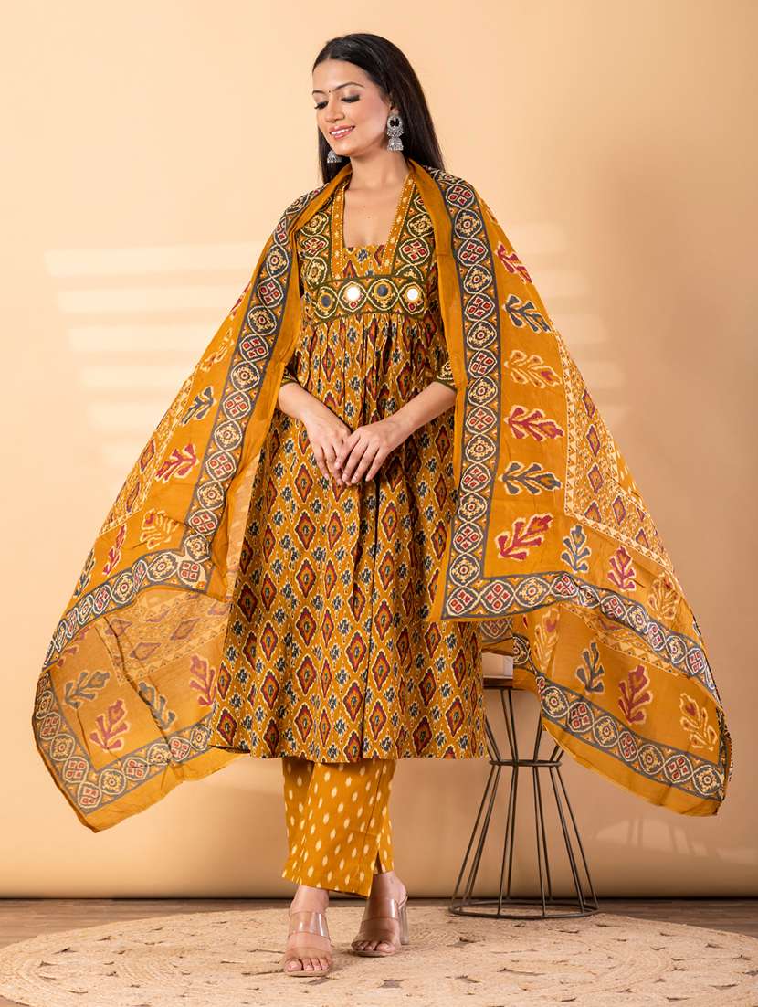 women printed three quarter sleeve kurta palazzo with dupatta set