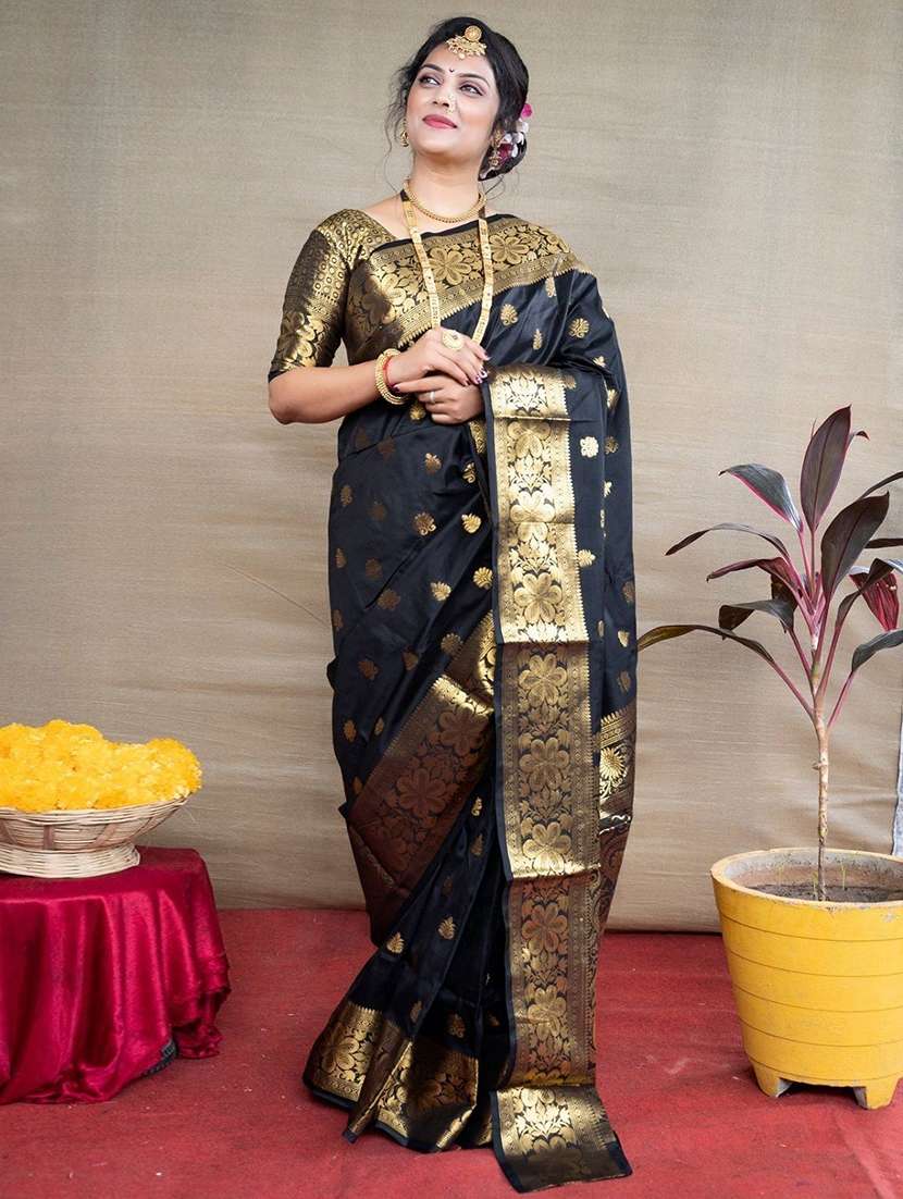 women self design kanjivaram saree with blouse