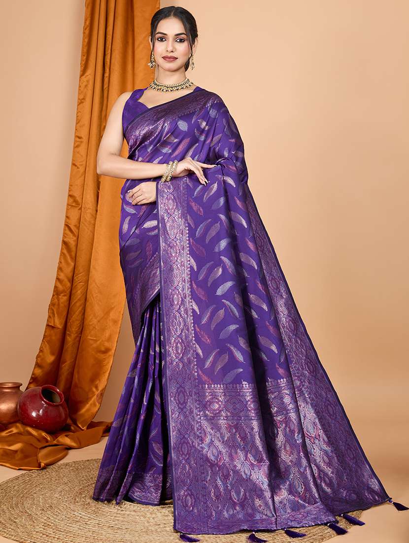 women self design bordered saree with blouse