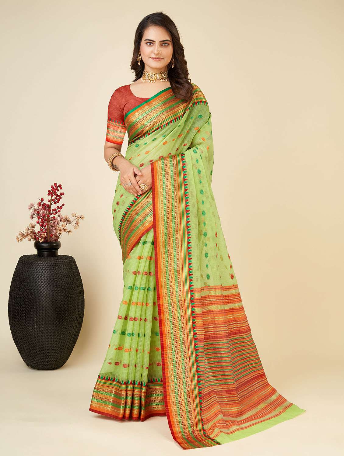 women self design bordered saree with blouse