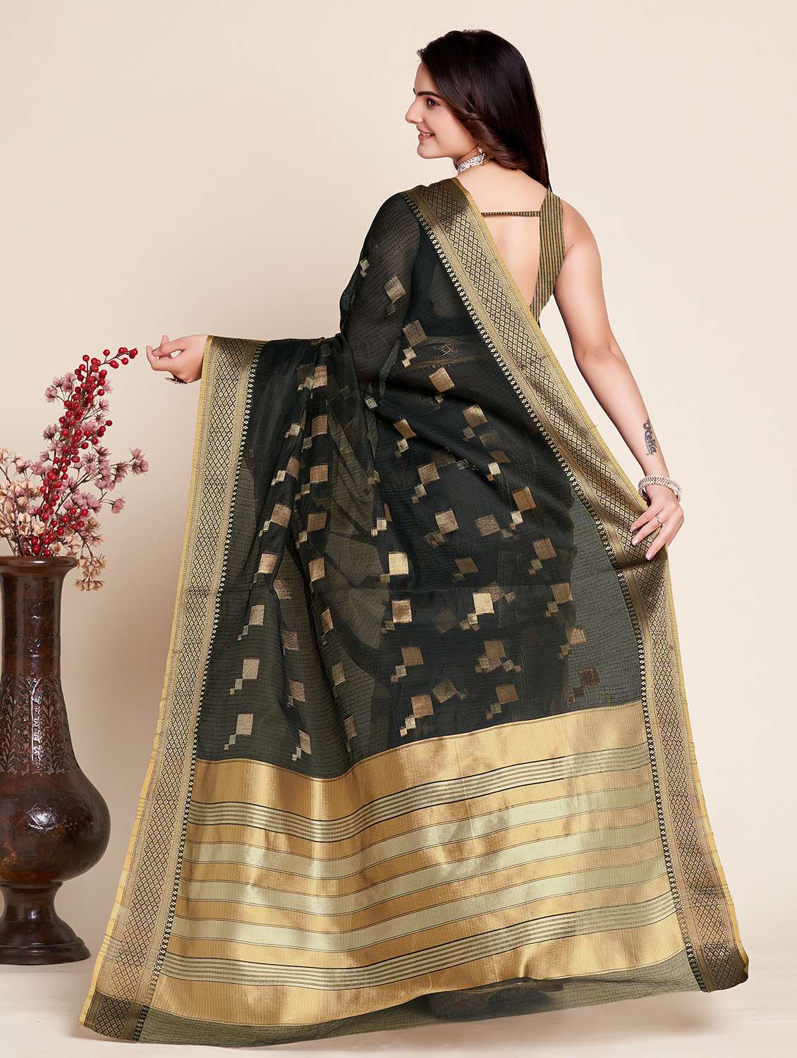 women self design bordered saree with blouse - 22187913 -  Standard Image - 2
