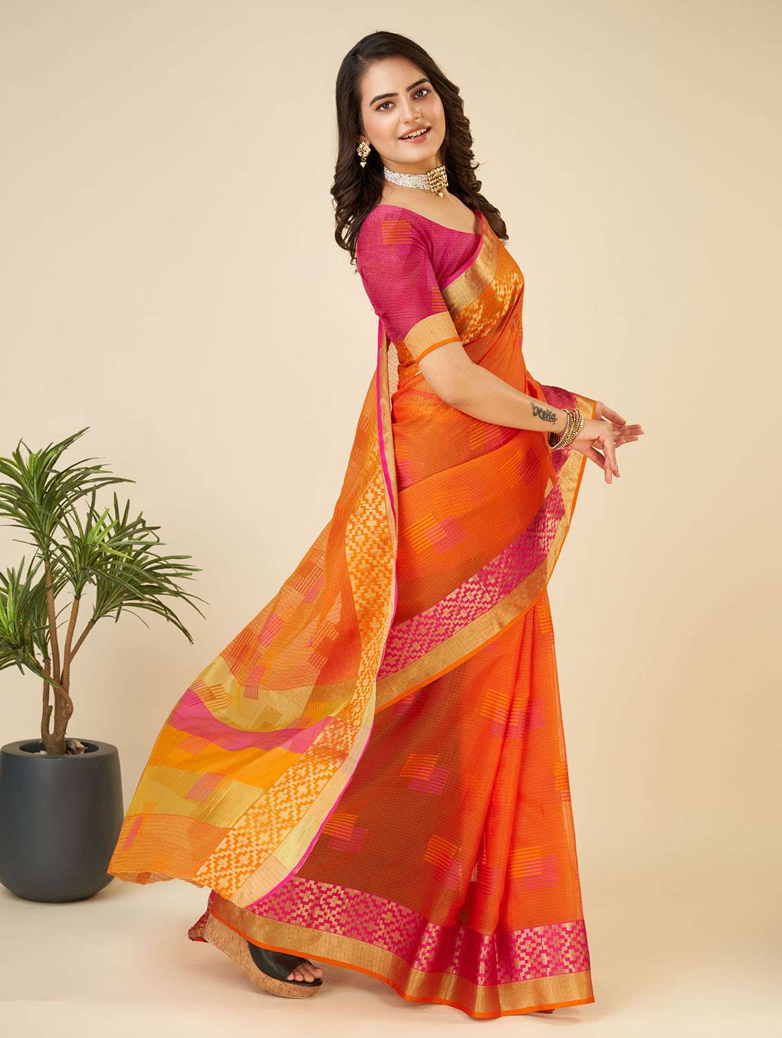 women self design bordered saree with blouse - 22187920 -  Standard Image - 2